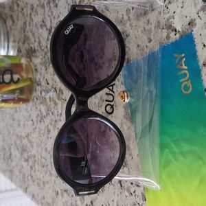 [Quay] Chill Pill sunglasses